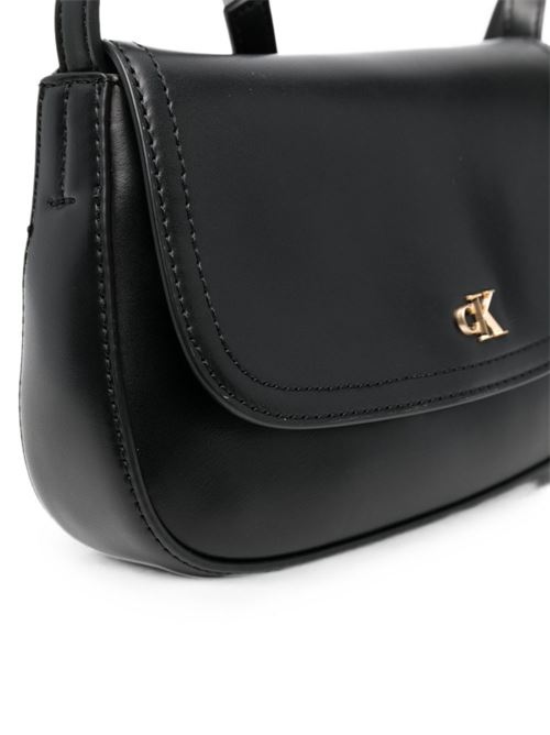 Borsa donna Calvin Klein camera bag nera con patta e monogramma Calvin Klein | LV04F3421GUB1